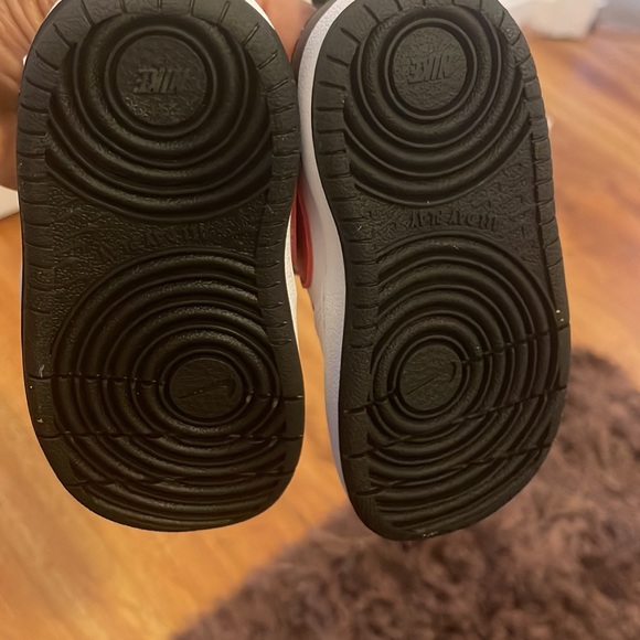 Toddler Nikes! Great condition! Only worn 1x - Picture 5 of 5